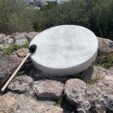 Ce tambour chamanique vegan est utilisé lors des voyages sonores proposés par Bol d'Harmonie.